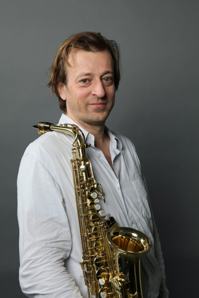 Portrait de Pierre-Stephane Meugé, avec un saxophone